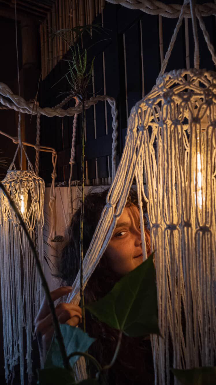 Iara Martin com macramé iluminado